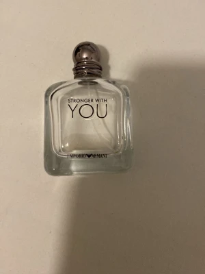 Emporio Armani Stronger With You - Stilren parfym från Emporio Armani med modern design. Perfekt för dig som vill ha en ikonisk flaska i samlingen. Namnet 'Stronger With You' ger en självsäker vibe.