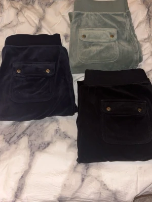 Juicy Couture byxor - Söker byten! Säljer 3 st Juicy byxor i storlek S, alla i fint skick! Marinblå, svart, grön. Säljer de för 200 kr/st eller byte mot Juicy byxor i storlek xs, färg spelar ingen roll, kom med förslag!