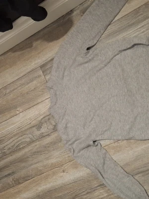 Grå polotröja från Gina Tricot - Säljer en enkel och stilren grå polotröja från Gina Tricot i storlek S. Tröjan har lång ärm och en hög krage som ger en snygg look. Materialet är mjukt och känns skönt mot huden, perfekt för kyligare dagar. Passar dig som gillar basic och neutrala färger.