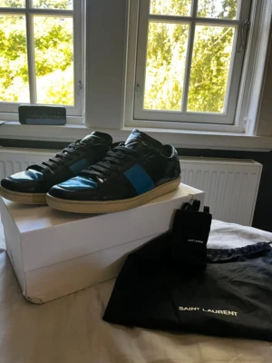 Saint Laurent Skor  - Yves Saint Lauren Skor + dustbags, extra snören | Skick: allmänt bra skick 