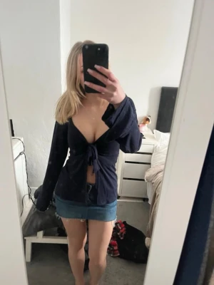 Mörkblå långärmad knytblus - Topp från design by si