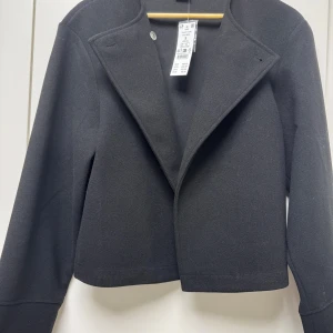 Svart kort kavaj från gina trickot - Ny med prislapp