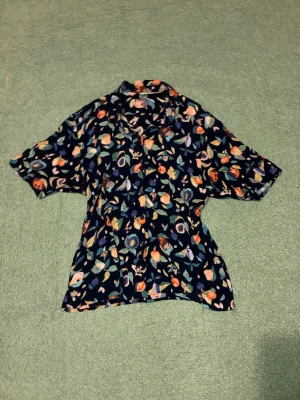 Skjorta med mönster - Skjorta / blus från polarn & pyret med fruktmönster. 