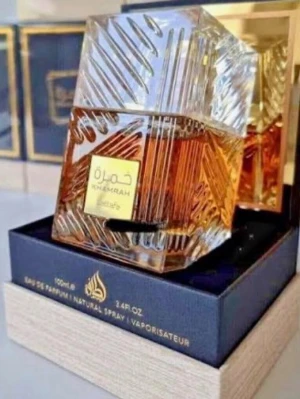 Khamrah parfym från Lattafa 100ml HELT NY  20 kvar  - Exklusiv parfym från Lattafa, Khamrah, i en elegant fyrkantig glasflaska med guldmönster och detaljer. Flaskan har ett unikt geometriskt mönster och innehåller 100 ml amberfärgad doft. Levereras i en lyxig svart och guld presentförpackning.