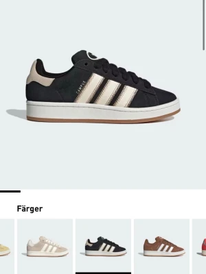 Svarta Adidas Campus sneakers - Klassiska Adidas Campus sneakers i svart mocka med beige detaljer och de ikoniska tre ränderna på sidan. Skon har snörning och en vit sula med brun yttersula. Perfekt för dig som gillar stilrena och tidlösa sneakers fel storlek så e som nya