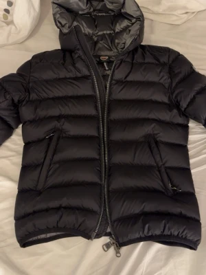 Svart dunjacka från Colmar    - Snygg svart dunjacka från Colmar i italiensk storlek 40 men 34 i svensk storlek. Säljes pga den är lite liten på mig. Använd max 4 gånger så jackan är u väldigt bra skick, inga skavanker. Nypris 4600kr 