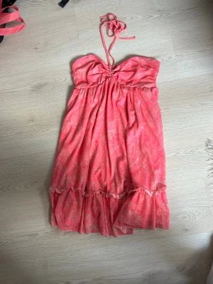 Rosa mönstrat sommarklänning  - Jättefin somrig klänning med knyte runt halsen. Inte riktigt lika stark färg som på bilderna 🥰