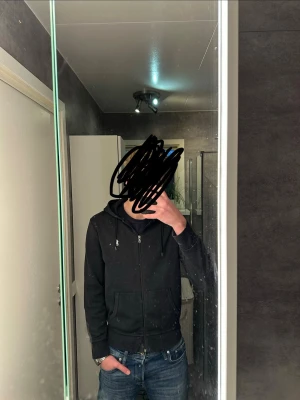 Ralph Lauren zip - En riktigt snygg svart zip från Ralph Lauren. Tröjan är i bra skick och passar till det mesta. Skriv vid frågor och kolla gärna in min profil för fler feta plagg!