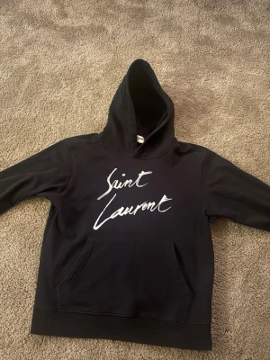 Saint Laurent hoodie  - Saint Laurent signature Logo hoodie. Eftertraktar hoodie från YSL i storlek S. Givetvis äkta .bara att fråga vid minsta lilla.