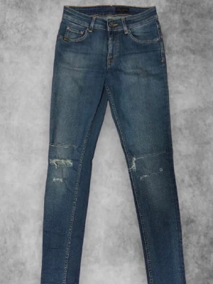 Tiger of sweden jeans  - Ett par feta jeans från tiger of sweden med snygga slitningar. väldigt bra skick. W29 L32. slimfit 