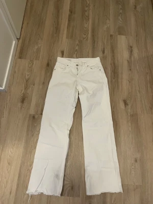 Vita jeans  - Avklippa för att passa ca 165