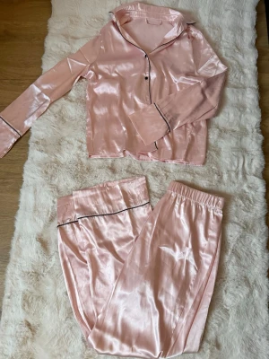 ”Satin” Pyjamas med svarta detaljer  - Ny utan prislapp , passade inte mej , men Stl S i båda delarna 