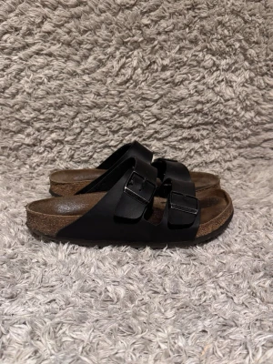Birkenstock sandaler - | Skick: 5/10 | Färg: Svart och brun | Vad inkluderas: Enbart Sandalerna | Nypris: 1 599kr | 