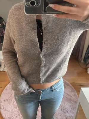 Grå gina kofta - Söt grå kofta från gina tricot, storlek s. Lite nopprig men inte farligt, även denna är lite liten på mig därför säljer jag den. Fin annars!! 