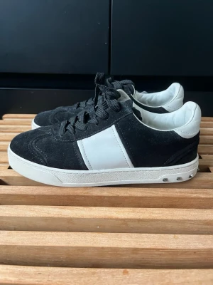 Valentino flycrew - Tjena, säljer nu dessa riktigt snygga och populära valentino flycrewsen i mycket bra skick, alla nitar är kvar, storlek 36,5 men passar 37, endast skorna ingår, hör av er vid frågor och funderingar🤝🙌