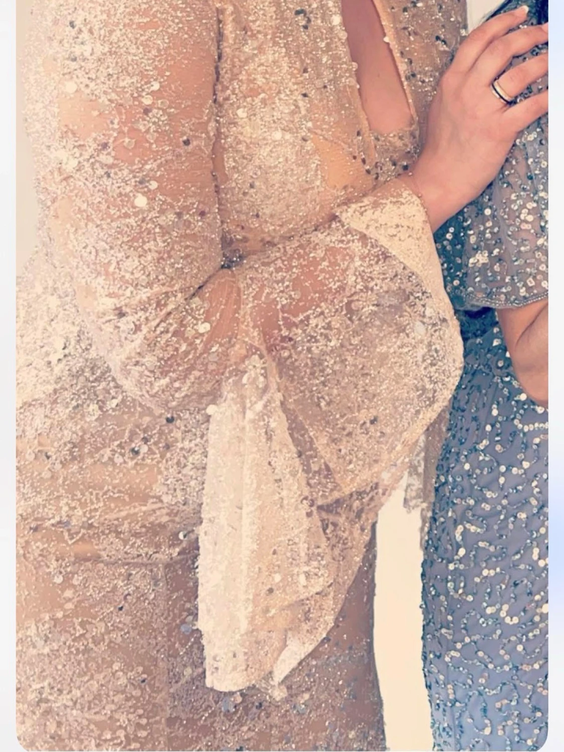 Glittrig långklänning i champagne - 3