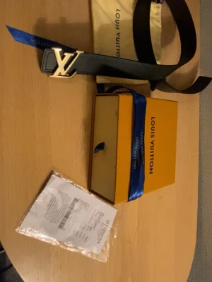  bälte  - Jätte stilig bälte i full läder,använt i fint och gott skick,OBS! Box,dustbag,kvitto,kuvert och mer ingår i köpet!.pris kan självklart diskuteras! Va inte tveksam på att höra av dig!