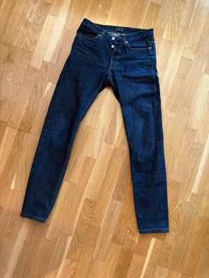 Raw Denim jeans från Asket  - Säljer dessa raw denim jeans från Asket, grymt skick och skön passform. 31 i waist och 34 length. Gjorda i Italien. Nypris 1800kr.
