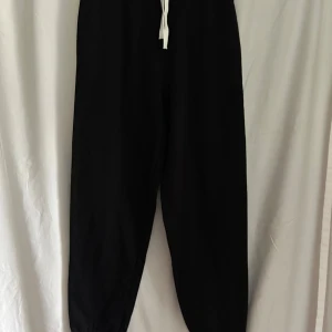 Nya mjukisbyxor från H&M - med prislappen kvar - Helt nya, oanvända mjukisbyxor från H&M med resår i midjan och vita snören. Byxorna har fickor på sidorna. Perfekta för chill dagar eller när du vill vara bekväm.