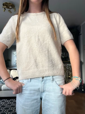 Beige kortärmad stickad tröja - Snygg beige stickad tröja med korta ärmar💗