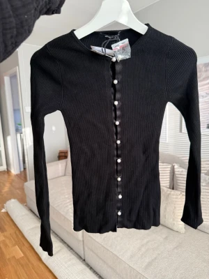 Långärmad topp m pärlor - Helt ny med lappar 🌸nypris 459:-
