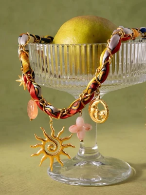 Sjal-Stil Halsband i Stål med 18K Guld - SOFIA - Halsband i rostfritt stål med 18k pvd guldplätering.  Kedjans och de guldfärgade hängenas delar är vattentåliga, men för att bevara sjaldetaljens form rekommenderas det att ta av halsbandet innan dusch, bad i havet eller i poolen.  Material: Rostfritt stål Plätering: 18K PVD Guldplätering Längd: 42+5 cm Vikt: 22-23 g Stenar: Guldhängena är av rostfritt stål och de andra stenarna är av akryl.