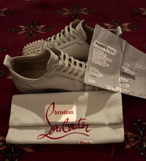 CHRISTIAN LOUBOUTIN - (LÄS HELA) Tjena! Säljer nu mina kära loubs efter ungefär ett år😢Säljer dessa då de börjar bli för små och jag är sugen på något annat!! Skorna är ursprungligen köpt på FARFETCH för 879€ vilket motsvarar cirka 9200kr🙌🏼 Lägger ut för 2199kr men priset är diskuterbart särskilt vid snabb affär🙏🏼 Skorna är egentligen strl 41,5 men passar mig som har 42-43😁 Tveka inte att höra av dig vid minsta fundering 💭//nils