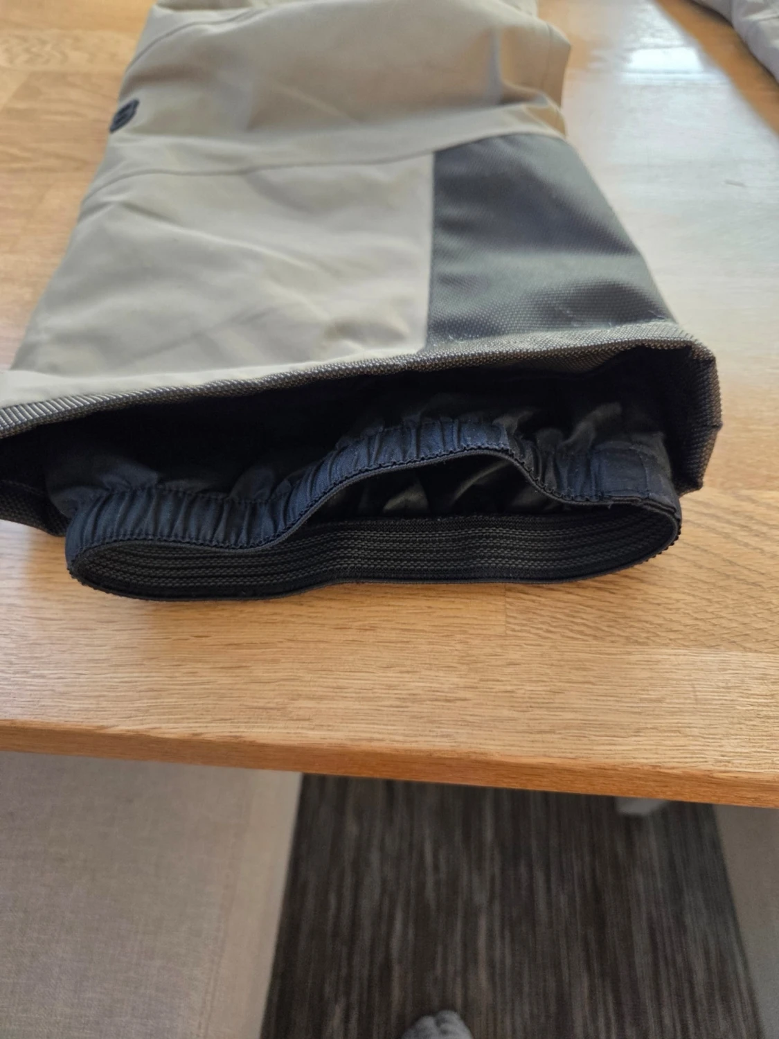 Beiga täckbyxor med svarta detaljer - 3