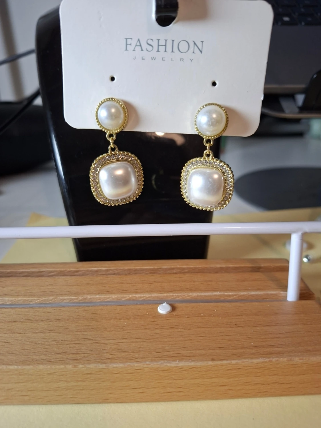 Guldiga örhängen med pärldetaljer