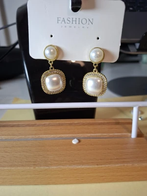 Guldiga örhängen med pärldetaljer - Fler fina accessoarer finns på min profil 💍  More exquisite accessories on my profile listings.