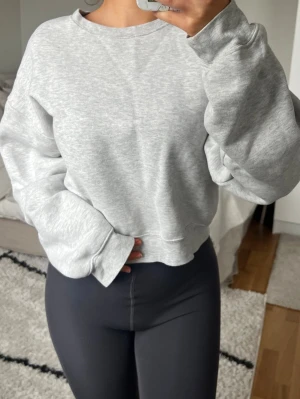 Sweatshirt 🩶 - Långärmad ljusgrå cropped tröja från Bik Bok i storlek XS. Har en svag missfärgning på ärmen 🩶