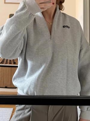 Ljusgrå quarterzip från Venderby’s  - Ljusgrå sweatshirt med quarterzip och hög krage från Venderby’s🩶🩶