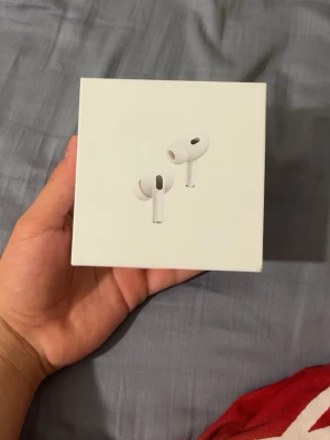 Apple AirPods Pro trådlösa hörlurar - Säljer ett par Apple AirPods Pro med laddningsetui. Hörlurarna är vita, har en stilren och kompakt design och levereras i originalförpackning. Perfekta för dig som vill ha brusreducering och grymt ljud i ett smidigt format.