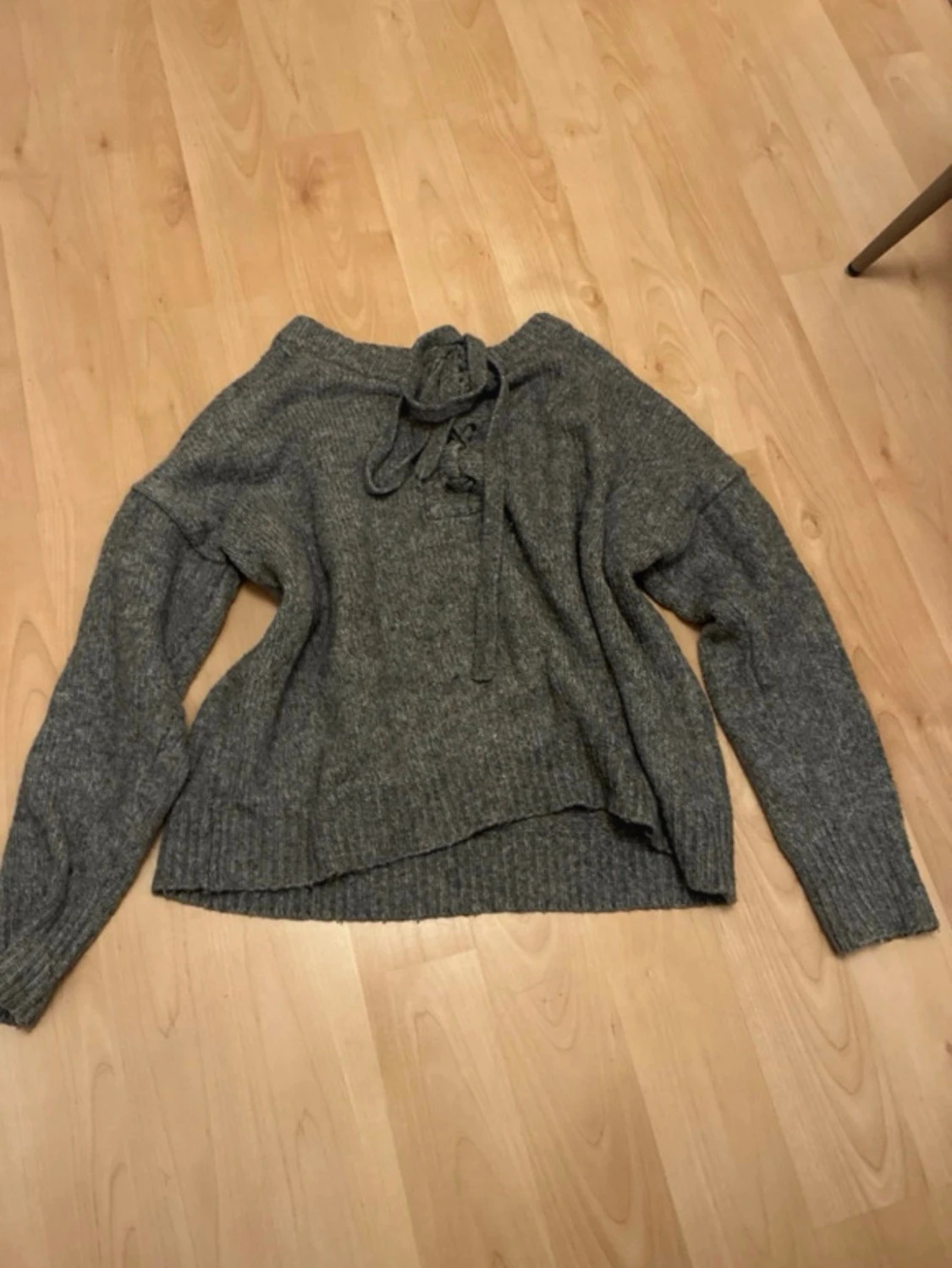 Grå stickad tröja med knytning - 1