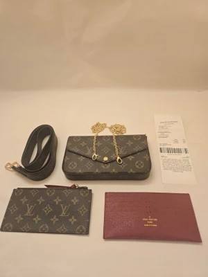 DM2319 Louis Vuitton Felice Pochette Flap Pouch - Hej har haft denna väska i ett litet tag nu och känner att jag vill gå vidare ifrån denna väska. Väskan är i väldigt fin skick och som ni ser följer även kvitto med i paketet och allt annat ni ser på bilderna 
