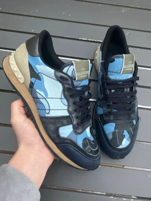 Valentino rockrunners  - Säljer dessa sjukt feta rockrunners! Garanterad äktehet (550+ nöjda kunder ✅) nypris ca 6000kr, box + kort med prislapp ingår! Size 40-41! Skick 8,5+/10 inga skador! Hör av dig vid intresse 🤩