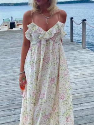 Blommig sommarklänning från H&M - Söt blommig klänning från H&M i ljusa toner med volangdetaljer vid axlarna och smala axelband🥰🥰👏