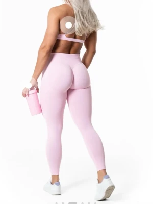 Ljusrosa seamless leggings - Supersnygga ljusrosa seamless leggings från relode i deras nya Aura kollektion. Perfekt. Stretchigt material som formar sig perfekt efter kroppen och framhäver rumpan lite extra. HELT oanvända med prislapp kvar. Nypris tights - 699kr och topp - 499kr men säljer båda till priset utan 800kr