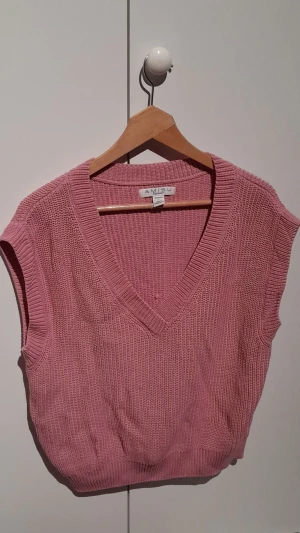 Rosa väst - En stickad rosa väst.