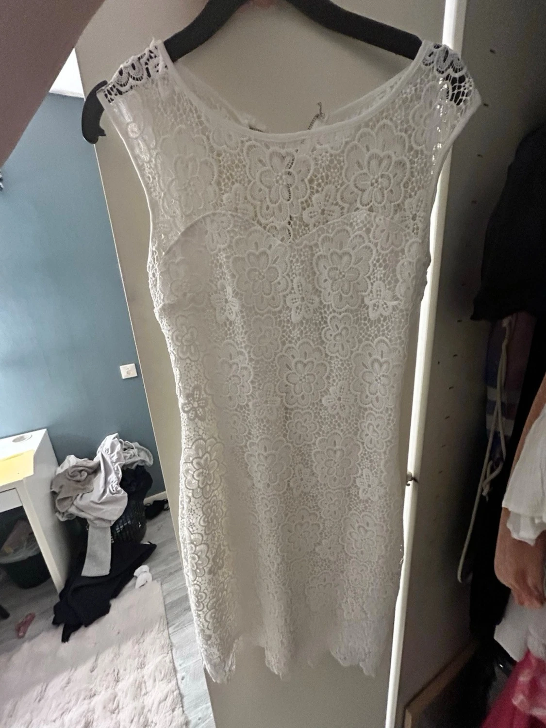 Vit spetsklänning med blommönster - 1