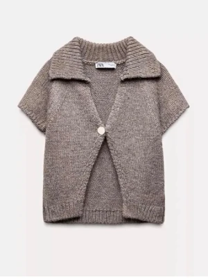 Zara kofta - Kortärmad kofta ifrån zara. Den är i väldigt fint skick och knappt använd. skriv för föer bilder💕 pris kan diskuteras.