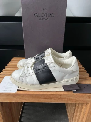 Valentino open - Tjena, säljer du dessa riktigt snygga och populära valentino skorna som är i bra skick men finns tecken på användning så kolla på alla bilder, box, dustbag, kuvert och tag ingår, hör av er vid frågor och funderingar🙌🤝