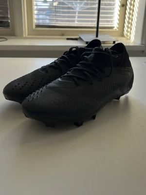 Svarta fotbollsskor från adidas - Snygga svarta fotbollsskor från Adidas. Bra för alla positioner. Köpta för runt 1000kr från Intersport. Kan gå ner i pris vid snabb affär
