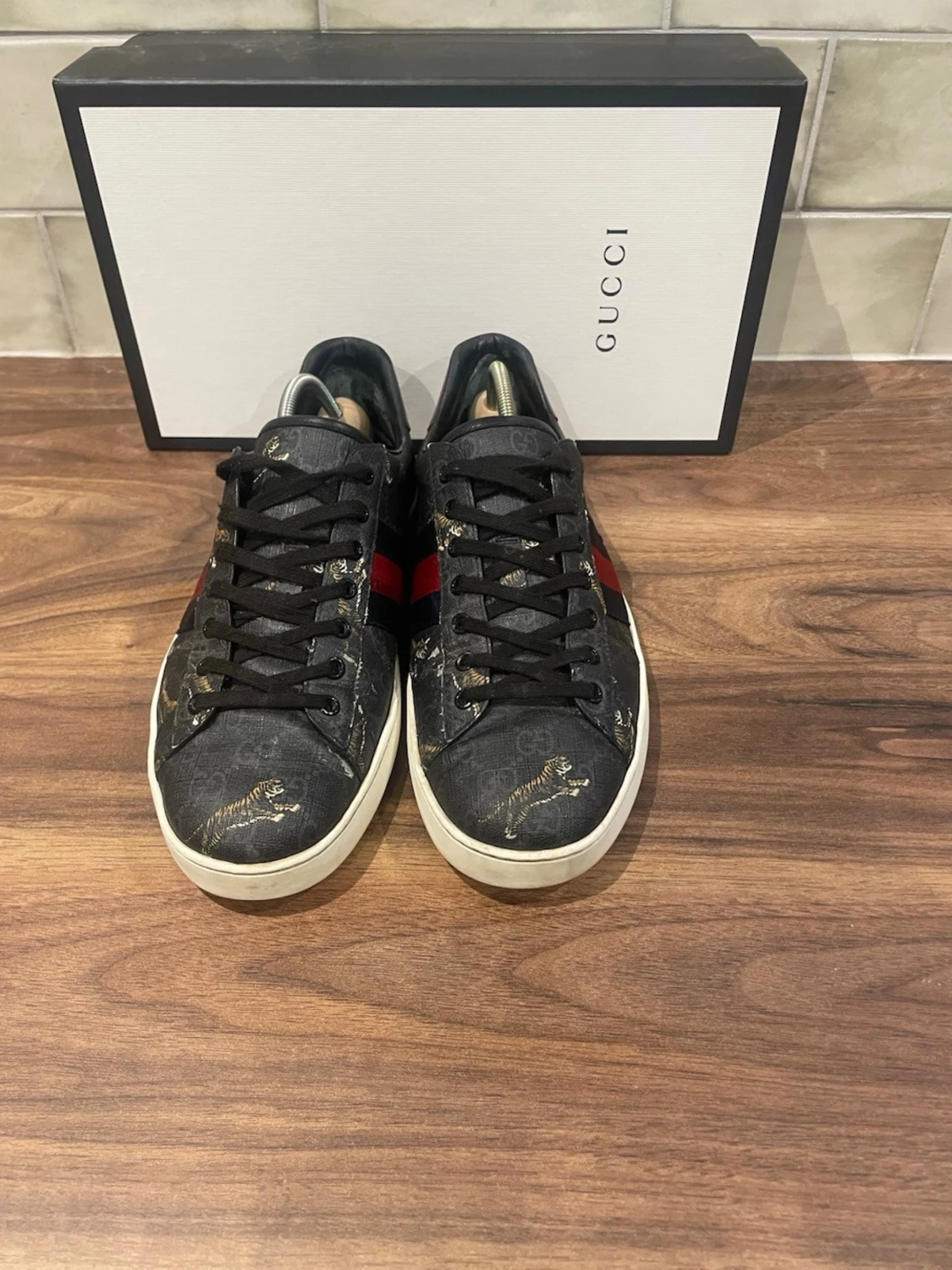 Gucci svarta sneakers med röd/blå rand - 3