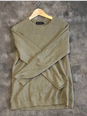 Olivgrön stickad tröja från Riley - Olivgrön stickad tröja från Matinique med rund halsringning och långa ärmar. Tröjan har en enkel och stilren design med ribbade muddar vid ärmslut och nederkant. Perfekt för lager-på-lager och passar till det mesta.🤩
