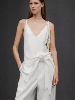 Vit satintopp Zara m  - Säljer en elegant vit satintopp från ZARA 