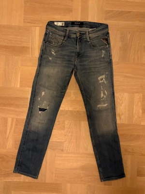 Replay Anbass - Säljer dessa replay anbass. Sjukt fint skick, snygga slitningar runtom. Storlek 28/32, hör av er vid eventuella frågor eller funderingar! 