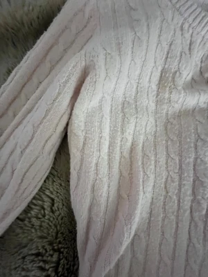 Ljusrosa kabelstickad tröja XS - Supersöt ljusrosa kabelstickad tröja från Holly & Whyte by Lindex. Tröjan har rund halsringning och långa ärmar, perfekt för lager på lager. Mjuk och skön känsla med klassiskt flätmönster som ger en tidlös look. säljer pg för liten