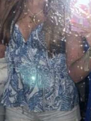 Blåvit vackert och unikt linne - Säljer en snygg linnetopp med tunna axelband och paisley-mönster i blått och vitt. Toppen har en v-ringad front och ärmlös design, perfekt för varma dagar. Materialet är mjukt och lätt, troligen bomull eller polyester. Supersnygg till jeans eller shorts!