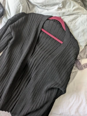 Svart kofta/cardigan  - Supermysig stickad cardigan, passar M-L, nyskick 